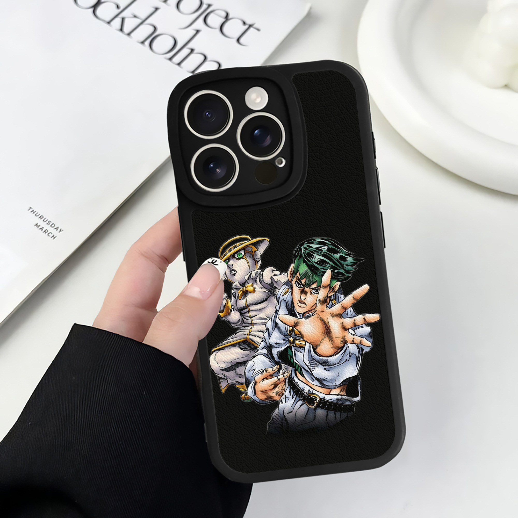 （画像用） ジョジョの奇妙な冒険 岸辺 露伴（きしべ ろはん） JoJo's Bizarre Adventure Rohan Kishibe 【iPhone 16シリーズ対応】シリコンスマホケース（レザー調） 材質：シリコン